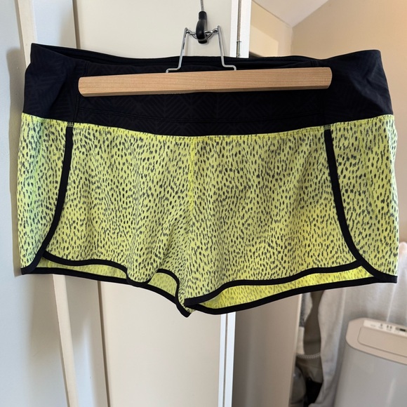 LULULEMON SIZE 10 SPEED SHORT/ Dottie dash yellow

Style W7A19S - Picture 10 of 11